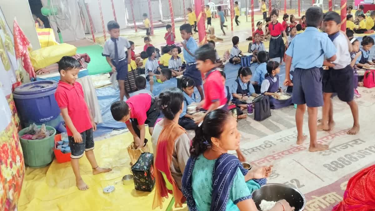 शिक्षक आणि विद्यार्थ्यांनी कागदावर असलेली शाळा प्रत्यक्षात फुलवली