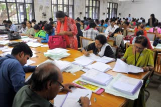 விடைத்தாள் திருத்தும் பணியில் ஈடுபட்ட ஆசிரியர்கள் (கோப்புப்படம்)