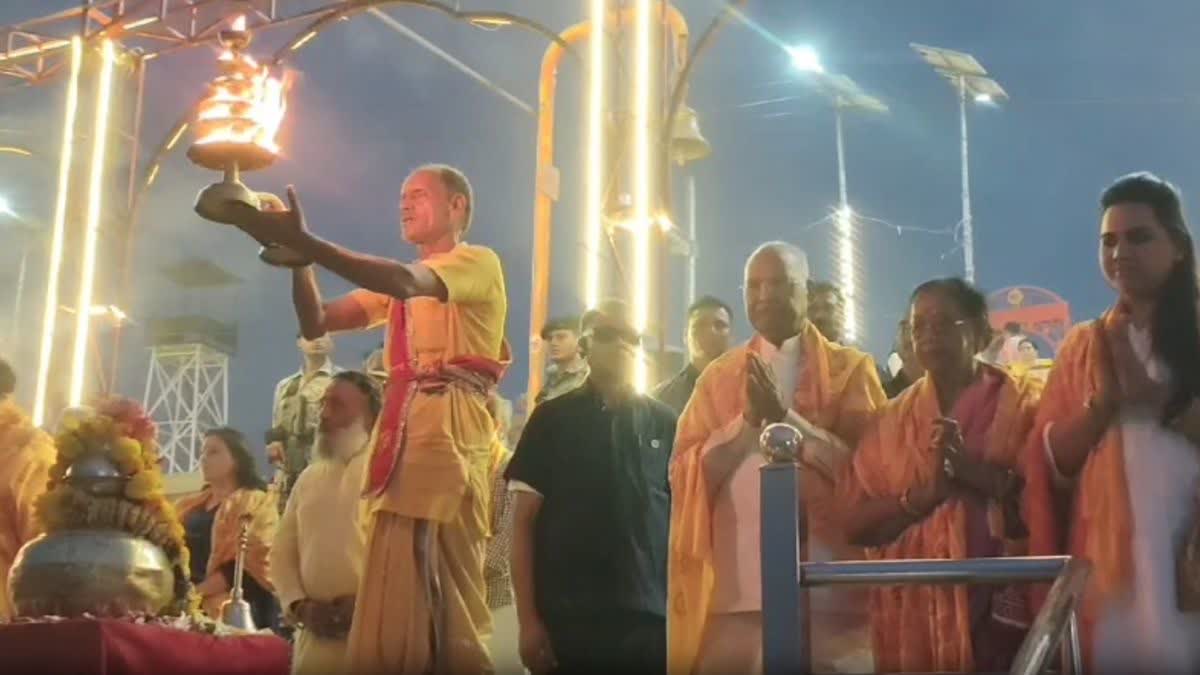 पूर्व राष्ट्रपति रामनाथ कोविंद परिवार समेत पहुंचे अयोध्या, मां सरयू की  उतारी आरती, रामलला के किए दर्शन - Ramnath Kovind Ayodhya