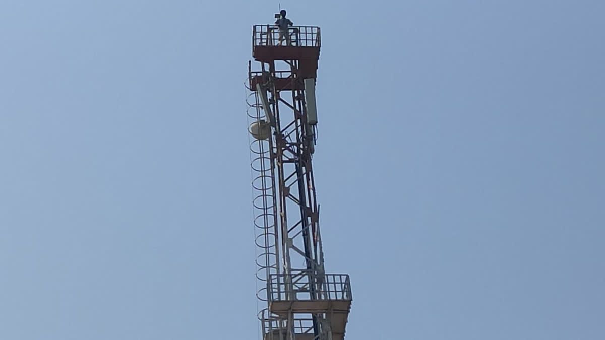 MAN climbed mobile tower