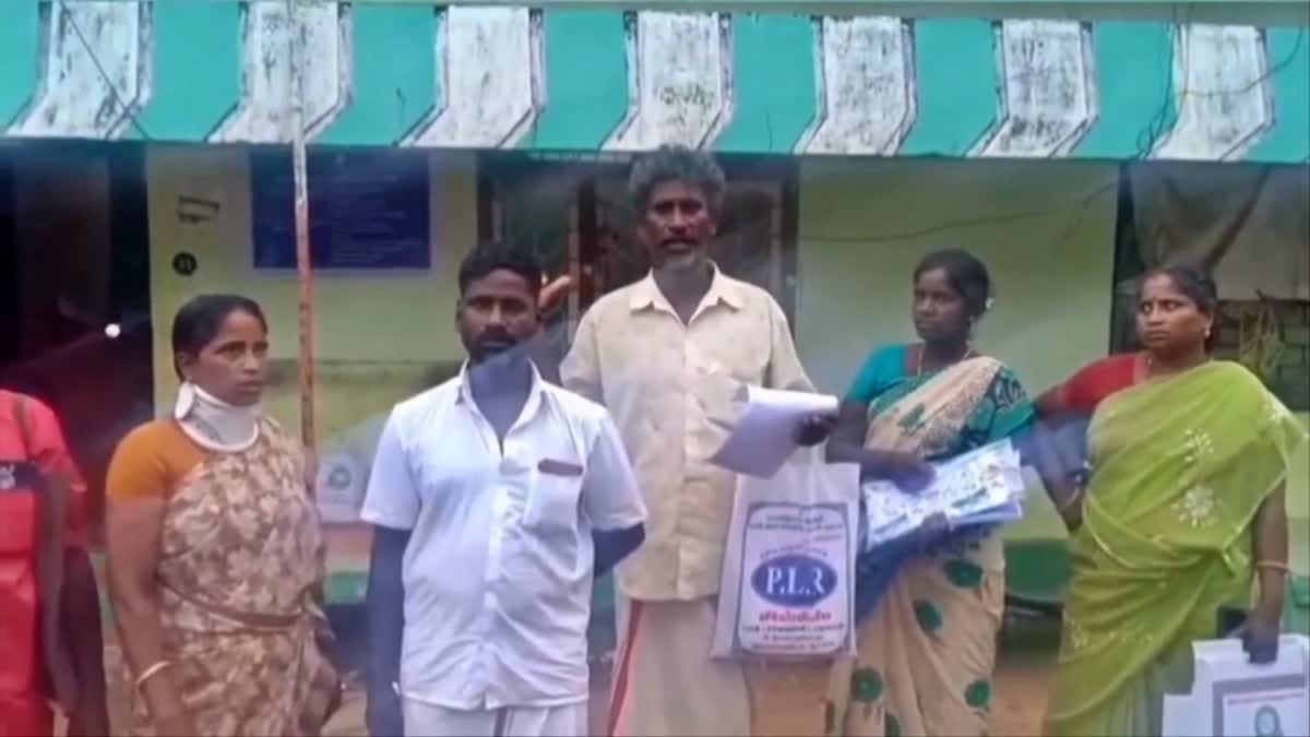 சார் பதிவாளர் மதுபோதையில் இருப்பதாக கூறி விவசாயி தர்ணா