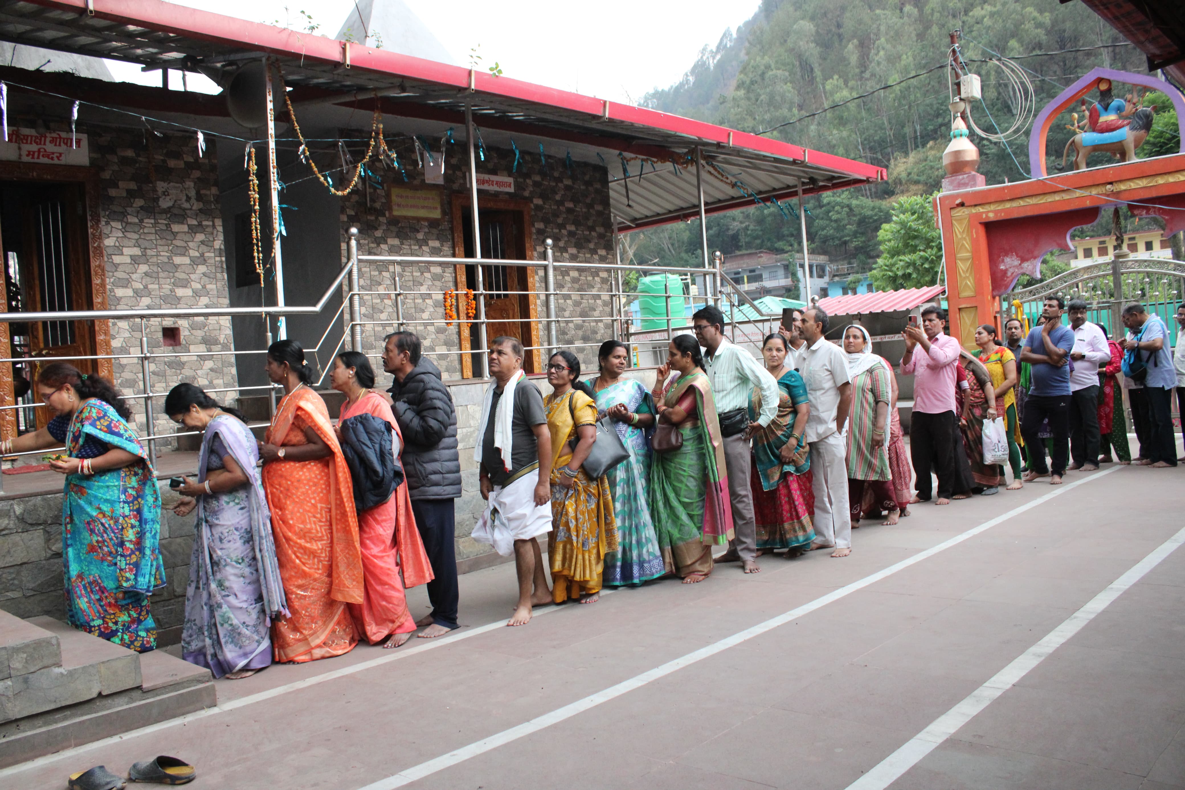 Crowd of devotees gathered in Baba Vishwanath temple