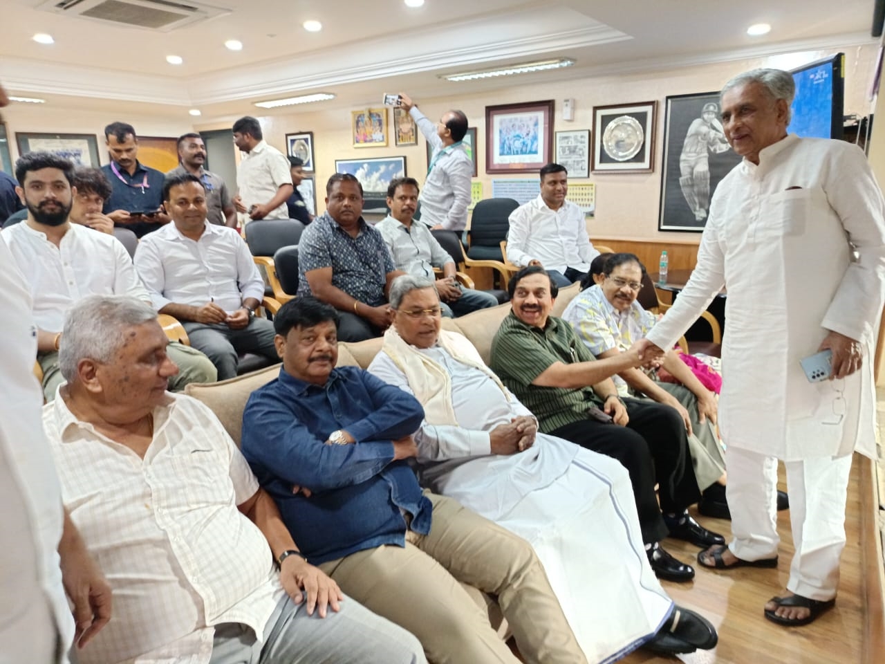 BENGALURU: CM SIDDARAMAIAH VISITS CHINNASWAMY STADIUM TO WATCH THE RCB VS CSK MATCH