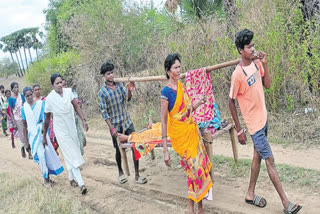 family-members-carried-the-pregnant-woman-in-doli-for-medical-emergency