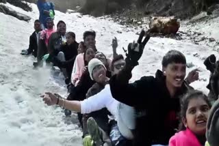 کشمیر کے پہاڑی علاقوں میں سیاح برف سے لطف اندوز