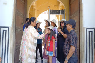 Tourists welcomed in Rajasthani style