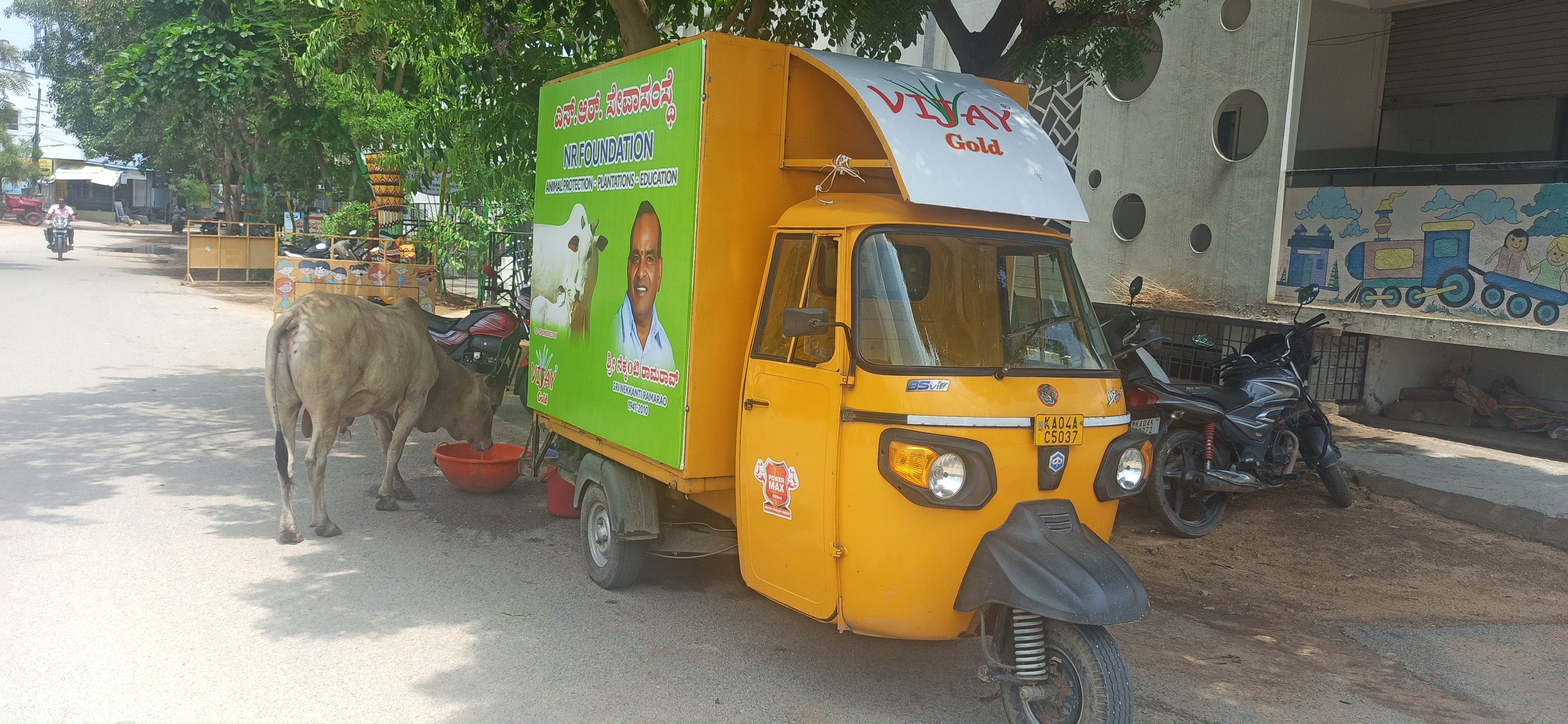 ಬಿಡಾಡಿ ದನಗಳಿಗೆ ಆಹಾರ ಒದಗಿಸುತ್ತಿರುವ ಉದ್ಯಮಿ