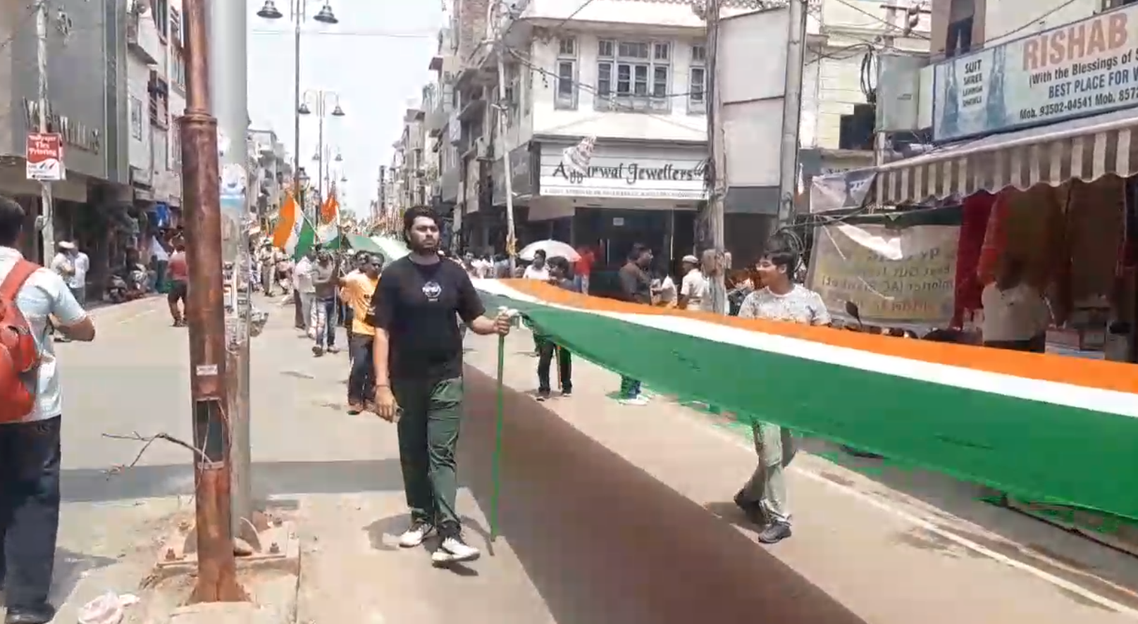 यात्रा के दौरान 108 मीटर का तिरंगा
