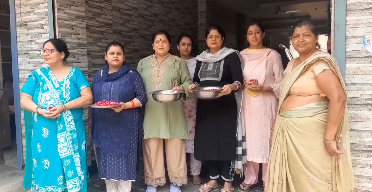 तिरंगा यात्रा पर फूल बरसाती महिलाएं