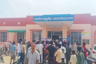 अस्पताल के बाहर लगी भीड़