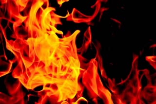 Daughters perform father last rites