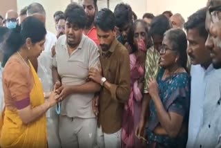 ஆறுதல் கூறும் கனிமொழி எம்.பி