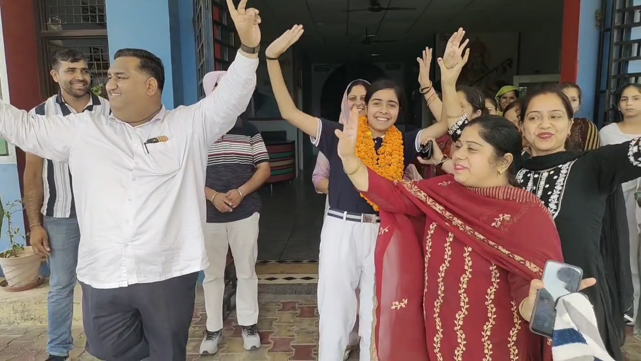 रिजल्ट के बाद जीना चौहान ने मनाया जश्न