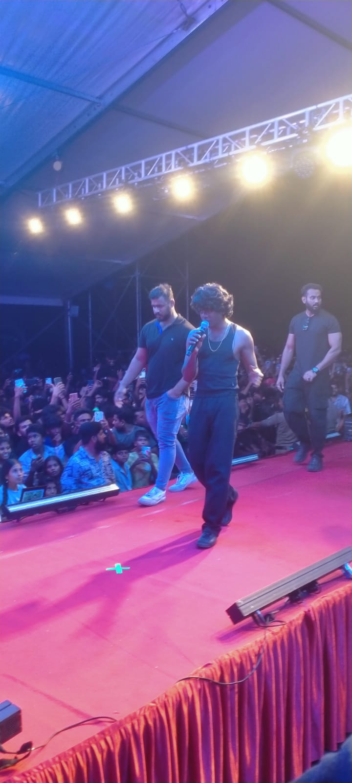 Palakkad Rapper Vedans event Several injured in Vedans event വേടൻ്റെ പരിപാടിയിൽ തിക്കും തിരക്കും Rapper Vedan