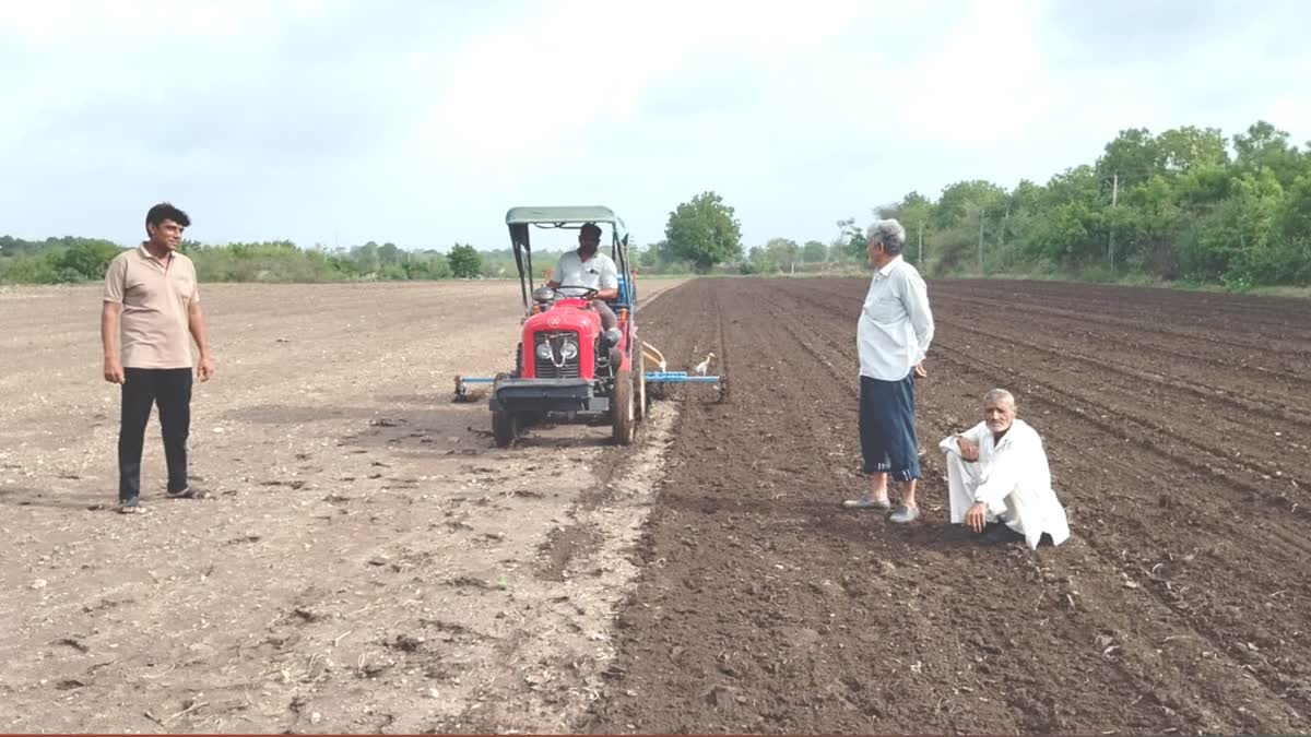 junagadh-rain-farmers-doing-sriganesh-for-sowing-seeds-rains-in-mendara-area