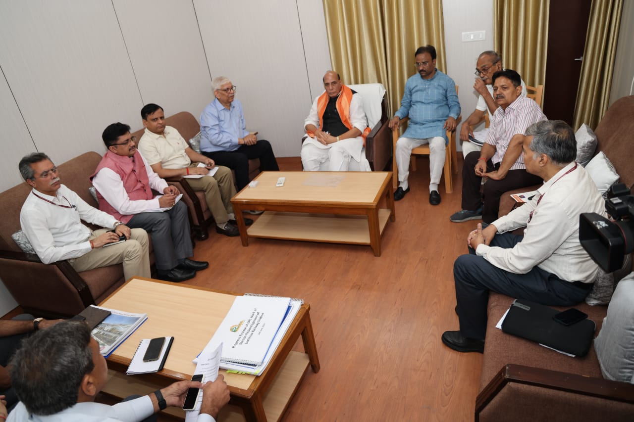 रक्षा मंत्री राजनाथ सिंह ने ली बैठक.