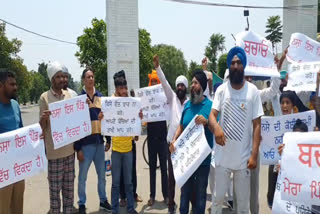 In Kot Khalsa, people opened a front against increasing drugs, protested with placards in their hands.