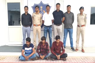 ahmedabad-three-accused-who-kidnapped-a-young-man-and-robbed-his-mobile-phone-were-caught