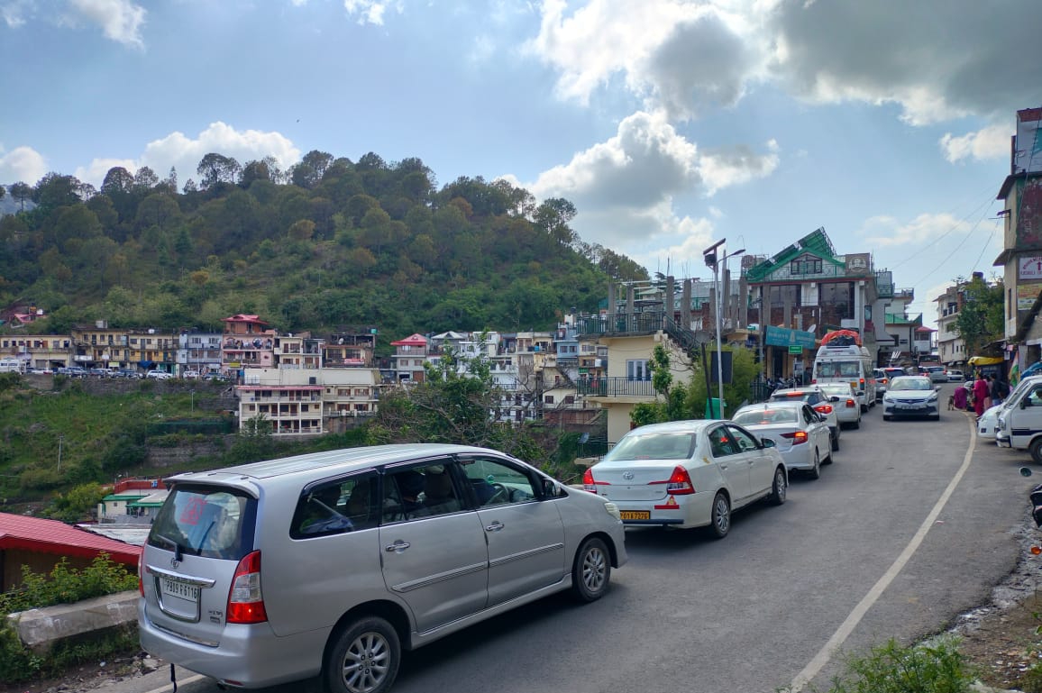 Traffic Jams in Kasauli on weekends.