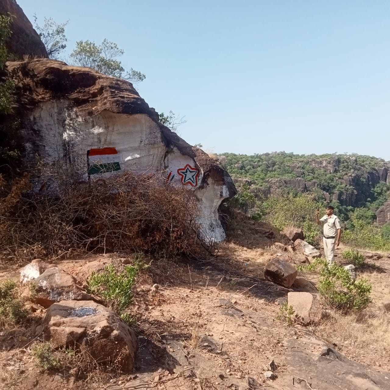 narmadapuram bhagwa painted on dargah