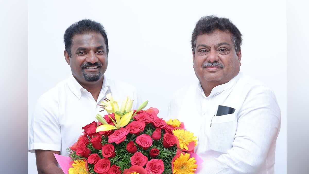 Muttiah Muralitharan with M.B Patil