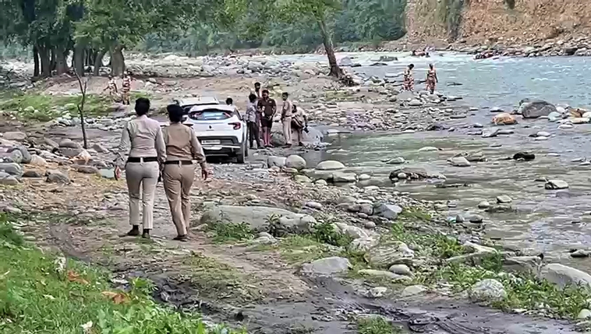 KULLU POLICE STRICT ON TOURISTS VISITING BEAS RIVER