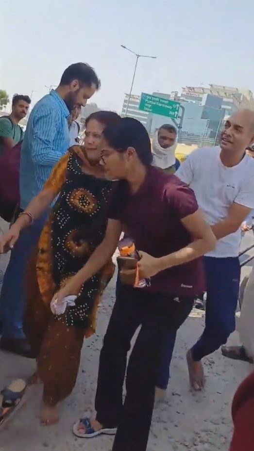 Daughter did not get entry into UPSC exam center in Gurugram of Haryana mother fainted father kept crying video went viral