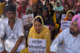 With the support of BJP leaders in Moga, MNREGA workers staged a dharna in front of the DC office and demanded