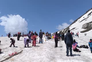 Tourists in Rohtang