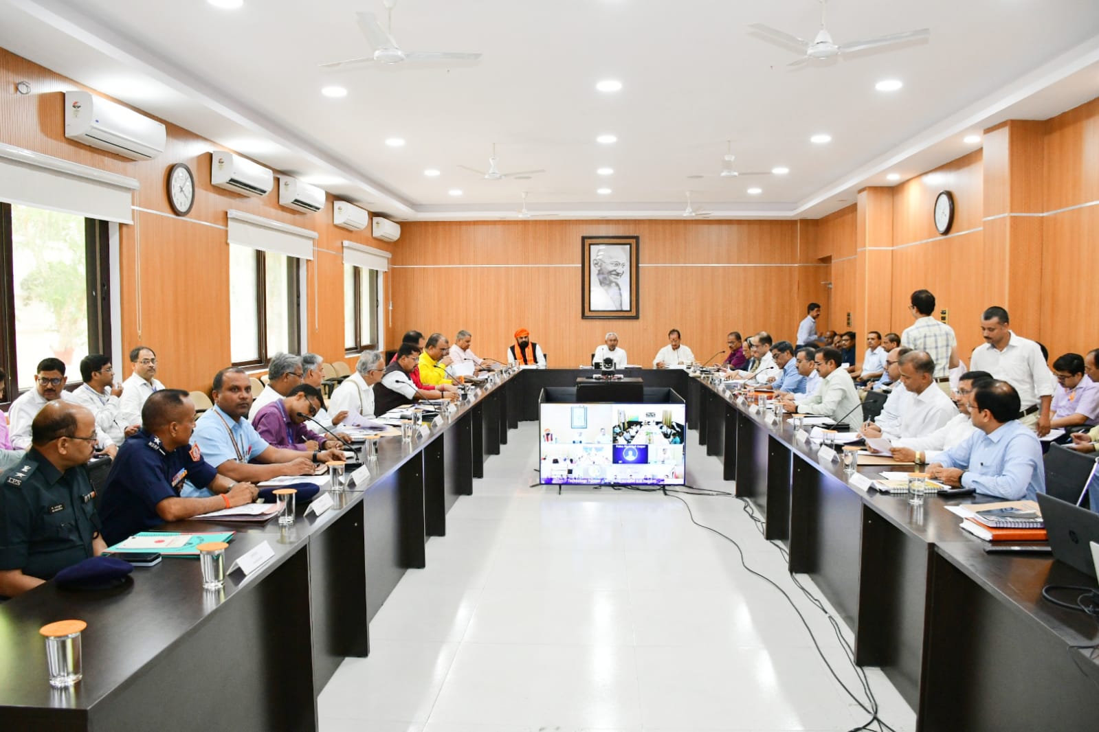 बैठक में शामिल मंत्री और अधिकारी