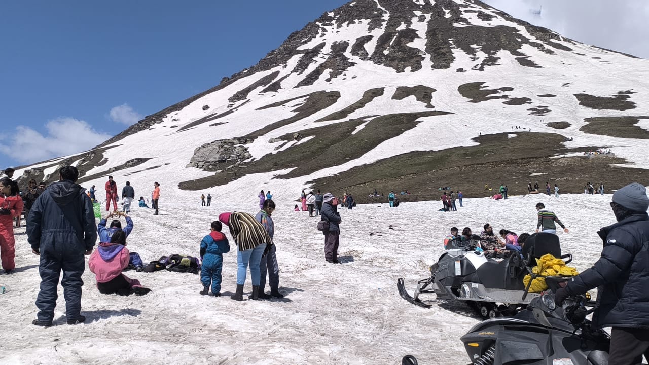 Tourists in Rohtang