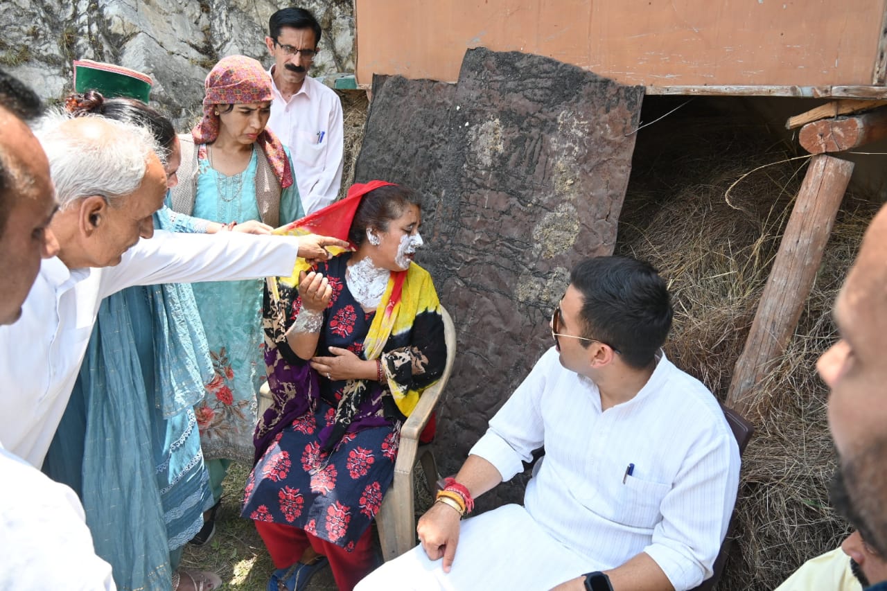 PWD Minister Vikramaditya Singh met House fire affected families in Shimla