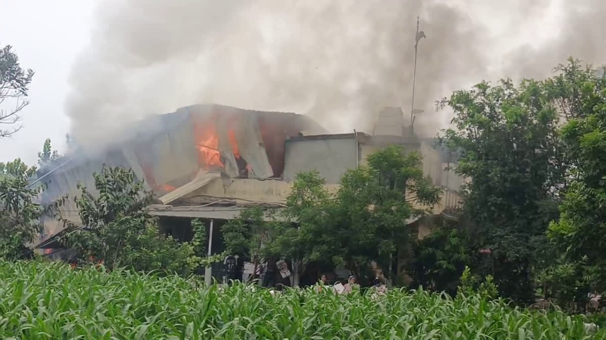 हरिद्वार में पटाखा फैक्ट्री में लगी भीषण आग, धमाके से मची अफरा तफरी, अब तक एक की मौत, कई घायल HARIDWAR FIRECRACKER FACTORY FIRE