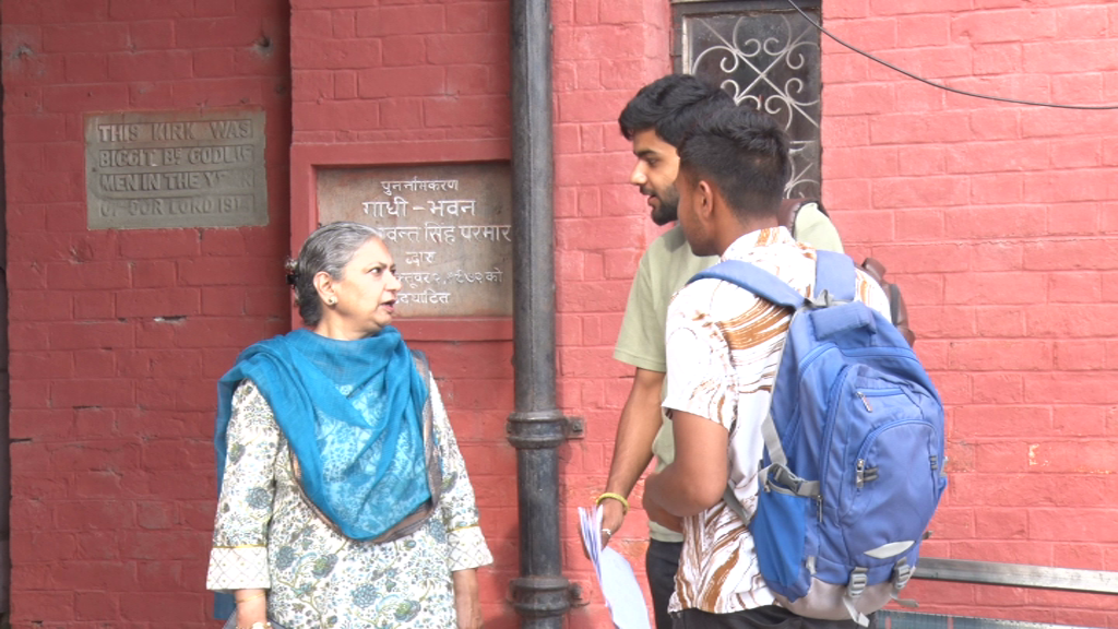 छात्रों से बात करती प्रिंसिपल प्रो. मीनाक्षी एफ. पॉल