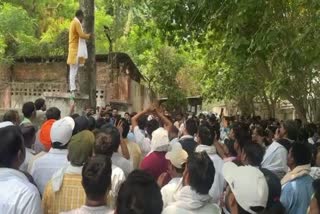 उत्तर प्रदेश शिक्षा सेवा चयन आयोग के बाहर प्रदर्शन.