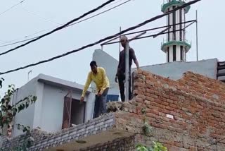 संभल में हटाई जा रही मस्जिद.