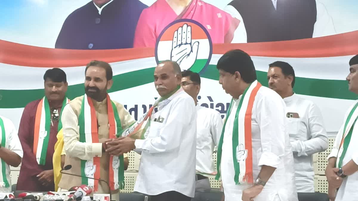 amul-director-juwan-singh-chauhan-also-left-bjp-and-joined-congress-shaktisinh-gohil-president