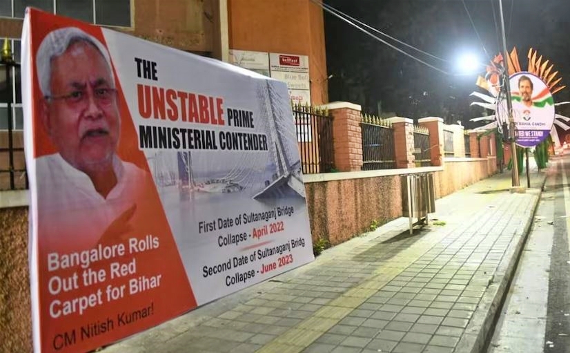 बेंगलुरु की सड़कों पर लगा नीतीश कुमार का पोस्टर
