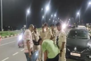 पटना पुलिस ने मरीन ड्राइव से कुछ लड़कों को हिरासत में लिया