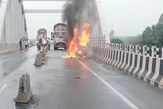 Family burnt  moving car caught fire  fire accident  ഓടിക്കൊണ്ടിരിക്കുന്ന കാറിന് തീപിടിച്ചു  കാറിന് തീപിടിച്ചു  കാറിന് തീപിടിച്ച് നാല് മരണം  തീപിടിത്തം  car caught fire  moving car caught fire Uttar Pradesh