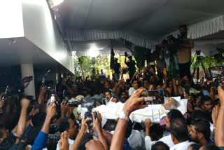 oommen chandy  public viewing  puthupally house  darbar hall  പുതുപ്പള്ളി ഹൗസ്  oommen chandy death  oommen chandy cremation  പുതുപ്പള്ളി ഹൗസും ദര്‍ബാര്‍ഹാളും  ദര്‍ബാര്‍ ഹാള്‍  ഉമ്മന്‍ചാണ്ടി  വി എം സുധീരന്‍  നിലയ്‌ക്കാത്ത ജനപ്രവാഹം