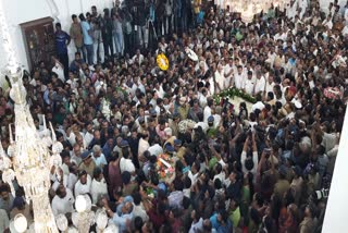 Oommen Chandy  Huge mass on Durbar Hall  last look at Oommen Chandy  Secretariat Durbar Hall  പ്രിയ നേതാവിനെ അവസാന നോക്കുകാണാന്‍  ദർബാർ ഹാളിലേക്ക് നിലയ്ക്കാത്ത ജനപ്രവാഹം  ജനപ്രവാഹം  മുൻ മുഖ്യമന്ത്രി  ഉമ്മൻ ചാണ്ടിക്ക് ആദരാജ്ഞലികൾ  ഉമ്മൻ ചാണ്ടി  ഉമ്മൻ ചാണ്ടിയുടെ ഭൗതികശരീരം  മുഖ്യമന്ത്രി പിണറായി വിജയൻ  വിലാപയാത്ര