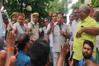 UDH minister home surrounded by cleaning employees for their demands related to recruitment