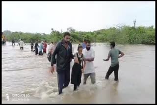 Gir Somnath Rain : સુત્રાપાડામાં 14 ઇંચ વરસાદ, કેશોદમાં બાળકોને સુરક્ષિત કાંઠે લાવવા લોકોએ માનવ સાંકળ રચી
