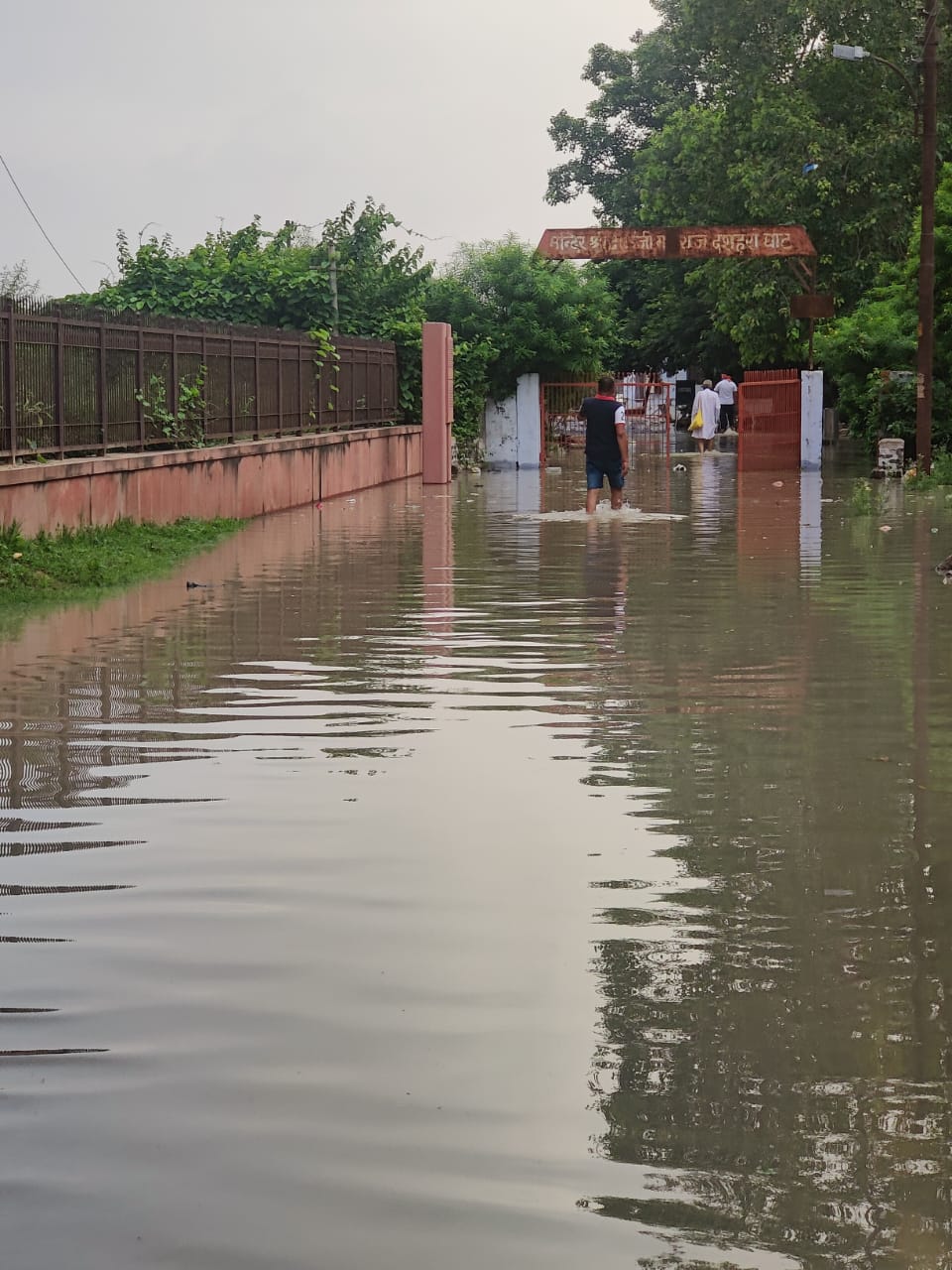 आगरा में घाटों पर भरा पानी