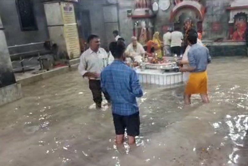 आगरा में मंदिरों में भरा पानी