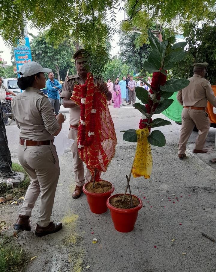 नीम के पौधे को दुल्हन जबकि बरगद को दूल्हे की तरह सजाया गया था.