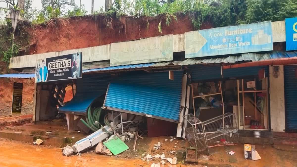 കുരിശുപാറ ടൗണില്‍ മണ്ണിടിഞ്ഞു  LANDSLIDES IN IDUKKI  DISASTER IN IDUKKI  RAIL ALERT IN KERALA