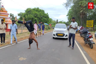 காரை தலைகீழாக இழுக்கும் இளைஞர்