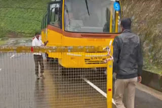 MUNNAR GAP ROAD RESTRICTION  മൂന്നാർ ഗ്യാപ് റോഡ് സ്‌കൂള്‍ ബസ്  ഗ്യാപ് റോഡ് യാത്ര നിരോധനം  Heavy Rain In Idukki